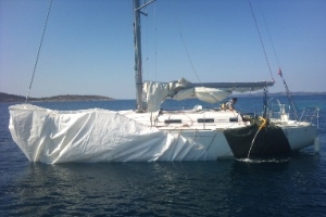 Kaprij, 15. ožujka 2012. - jedrilica koja se 11. ožujka nasukala u blizini otoka, odsukana je i otegljena u marinu Tribunj